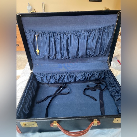 Gorgeous 💙🤎 Vintage Navy Leather Trimmed Trim Suitcase Navy Silk Lining KEY!! - Picture 9 of 15